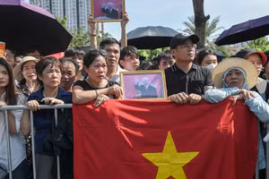 Người dân tiễn đưa Tổng Bí thư Nguyễn Phú Trọng dọc theo các tuyến phố tại Thủ đô Hà Nội.