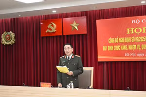 Thượng tướng Trần Quốc Tỏ chủ trì họp báo.