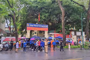 Phòng Cảnh sát giao thông TP Hà Nội phân luồng tại các địa điểm thi trên địa bàn Thủ đô.