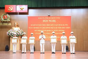 Thừa ủy quyền, Bộ trưởng Tô Lâm trao Bằng khen của Thủ tướng Chính phủ tặng 6 tập thể có thành tích xuất sắc.