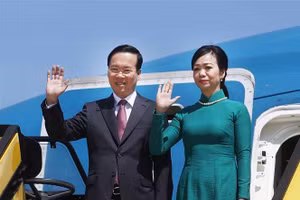 Chủ tịch nước Võ Văn Thưởng và Phu nhân đến sân bay quốc tế Vienna, Thủ đô Vienna, bắt đầu chuyến thăm chính thức Cộng hòa Áo. Ảnh: Thống Nhất/TTXVN