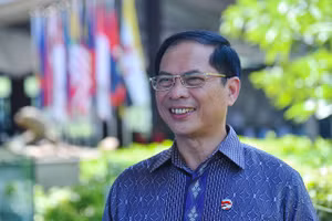 Bộ trưởng Ngoại giao Bùi Thanh Sơn trong trang phục họa tiết batik đặc trưng của Indonesia.