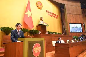 Chủ nhiệm Văn phòng Quốc hội Bùi Văn Cường trình bày Báo cáo giải trình, tiếp thu, chỉnh lý dự thảo Nghị quyết về hoạt động chất vấn tại Kỳ họp thứ 6. (Ảnh: DUY LINH)