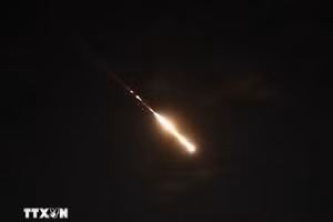 Hệ thống phòng không Iron Dome (Vòm Sắt) của Israel được kích hoạt tại Jerusalem để đánh chặn máy bay không người lái (UAV) và tên lửa từ Iran tối 13/4. (Ảnh: THX/TTXVN)