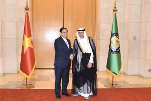 Thủ tướng gặp gỡ Tổng Thư ký GCC Jassim Muhammad Al-Budaiwi.