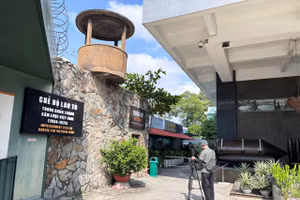 Một thành viên của ê-kíp đang thực hiện ghi hình tại Bảo tàng chứng tích chiến tranh tại Thành phố Hồ Chí Minh.