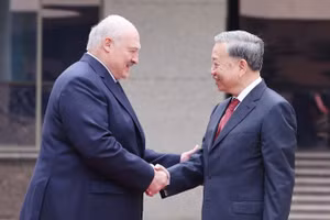 Tổng thống Belarus Aleksandr Lukashenko đón Tổng Bí thư Tô Lâm. (Ảnh: Thống Nhất/TTXVN)