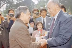 Tổng Bí thư Lê Khả Phiêu đón Chủ tịch Đảng, Chủ tịch nước Lào Khamtay Siphandone thăm hữu nghị chính thức Việt Nam, năm 1999. (Ảnh: TTXVN)