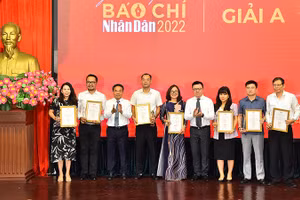 Tổng Biên tập Lê Quốc Minh và Phó Tổng Biên tập Đinh Như Hoan trao giải A cho các tác giả, đại diện nhóm tác giả đạt Giải Báo chí Nhân Dân năm 2022.
