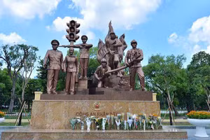 Rất đông người dân Thủ đô đã đến tượng đài dâng lên những bó hoa tươi, để tri ân và tưởng nhớ đến các chiến sĩ đã ngã xuống vì nhân dân.