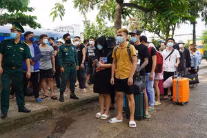 Các công dân Việt Nam được trao trả qua Cửa khẩu quốc tế Mộc Bài. (Ảnh: Thanh Tân/TTXVN)