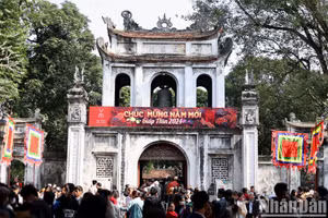 Văn Miếu-Quốc Tử Giám (Hà Nội) tấp nập khách tham quan, xin chữ trong những ngày đầu xuân mới Giáp Thìn. Ảnh: HÀ NAM