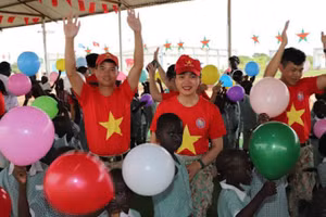 Niềm vui được chia sẻ với các em học sinh của các thành viên Đội Công binh Việt Nam. (Ảnh: Đội Công binh Việt Nam)