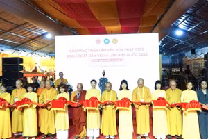 Cắt băng khai mạc Triển lãm.