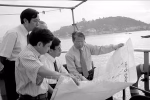 Chủ tịch nước Trần Đức Lương kiểm tra quy hoạch Vịnh Hạ Long, nhằm đảm bảo phát triển kinh tế và bảo vệ cảnh quan môi trường (15/10/1997). (Ảnh: TTXVN)