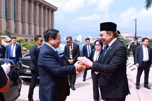 Thủ tướng Malaysia Anwar Ibrahim đón Thủ tướng Phạm Minh Chính. (Ảnh: TTXVN)
