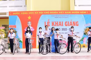 Trao tặng 10 xe đạp cho học sinh nghèo Trường Trung học cơ sở Lê Thị Cẩm Lệ, thành phố Bạc Liêu.