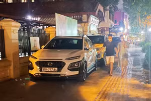 Ô-tô đỗ trên vỉa hè phố Hai Bà Trưng, quận Hoàn Kiếm. (Ảnh: Dung Nhi)