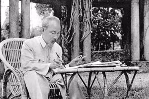 Chủ tịch Hồ Chí Minh làm việc tại Phủ Chủ tịch. (Ảnh tư liệu)
