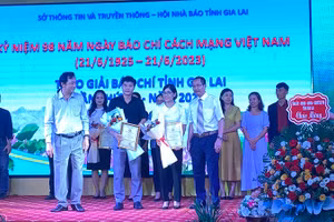 Trao giải thưởng cho các tác giả đạt giải cao, giải báo chí tỉnh Gia Lai năm 2023.