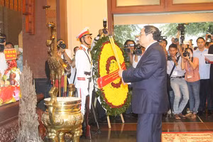 Thủ tướng Phạm Minh Chính cùng Đoàn lãnh đạo, nguyên lãnh đạo Đảng, Nhà nước dâng hương tại Khu lưu niệm Thủ tướng Võ Văn Kiệt. 