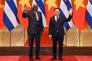 Chủ tịch Quốc hội Vương Đình Huệ và Chủ tịch Quốc hội Cuba Esteban Lazo Hernandez. (Ảnh: DUY LINH)