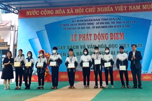 Trao quà khuyến đọc cho học sinh Trường THPT Phạm Văn Đồng. 