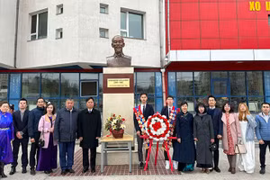 Cán bộ nhân viên Đại sứ quán, đại diện trường Hồ Chí Minh, kiều bào và du học sinh tại lễ dâng hoa.