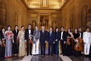 Chủ tịch nước Võ Văn Thưởng và Phu nhân cùng Tổng thống Italia Sergio Mattarella và con gái tham gia Chương trình hòa nhạc kỷ niệm 50 năm quan hệ ngoại giao Việt Nam-Italia, tối 26/7 (giờ địa phương). (Ảnh: TTXVN) 