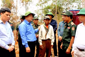 Đại diện Tư lệnh Quân khu 4 thăm Đội quy tập 192, Bộ Chỉ huy Quân sự thành phố Huế và động viên các lực lượng giúp đỡ đội quy tập.
