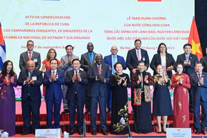 Chủ tịch Quốc hội Vương Đình Huệ, Chủ tịch Quốc hội Cuba Esteban Lazo Hernandez cùng các đồng chí lãnh đạo, nguyên lãnh đạo Quốc hội và các đại biểu chụp ảnh lưu niệm tại buổi lễ.
