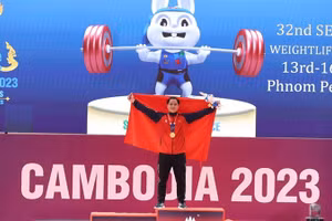 Nguyễn Quốc Toàn phá kỷ lục SEA Games, giành Huy chương Vàng môn Cử tạ hạng 89kg nam. (Ảnh: TTXVN)