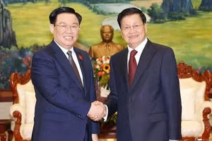 Chủ tịch Quốc hội Vương Đình Huệ hội kiến Tổng Bí thư, Chủ tịch nước Lào Thongloun Sisoulith. (Ảnh: TTXVN)