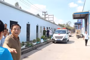 Bí thư Huyện ủy Vĩnh Cửu Nguyễn Văn Thuộc có mặt bên trong công ty để chỉ đạo khắc phục vụ việc.