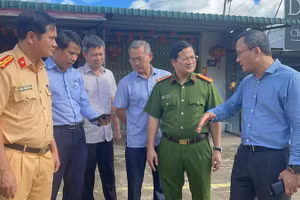 Phó Chủ tịch chuyên trách Ủy ban An toàn giao thông quốc gia Khuất Việt Hùng cùng lực lượng chức năng tỉnh Đồng Nai tại hiện trường vụ tai nạn.