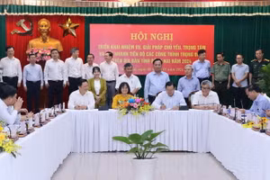 Đại diện lãnh đạo các sở ký kết giao ước thi đua giải ngân vốn đầu tư công, thu ngân sách năm 2024.