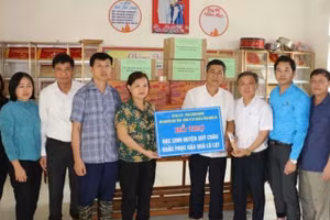 Trao quà hỗ trợ Trường Tiểu học Châu Thắng và Phòng Giáo dục huyện Quỳ Châu.