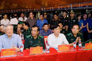 Đồng chí Nguyễn Hòa Bình, Ủy viên Bộ Chính trị, Bí thư Trung ương Đảng, Chánh án Tòa án nhân dân tối cao vui Tết Trung thu cùng trẻ em vùng biên giới Nghệ An.