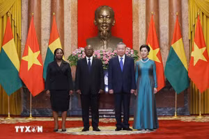 Tổng Bí thư, Chủ tịch nước Tô Lâm và Phu nhân cùng Tổng thống Guinea-Bissau Umaro Sissoco Embaló và Phu nhân chụp ảnh chung. (Ảnh: Lâm Khánh/TTXVN)