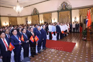 Tổng Bí thư, Chủ tịch nước Tô Lâm, Bí thư Thứ nhất Đảng Cộng sản Cuba, Chủ tịch Cuba Miguel Diaz Canel Bermudez và các đại biểu dự buổi gặp gỡ. (Ảnh: Lâm Khánh/TTXVN)