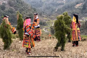 Nhảy múa với ma cỏ - nghi lễ độc đáo trong lễ cúng tổ tiên của người Lô Lô. Ảnh: Quốc Đạt
