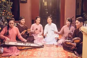 Nhạc sĩ, nhà nghiên cứu Nguyễn Quang Long (áo trắng).