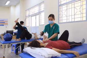 Trung tâm Phục hồi chức năng vật lý trị liệu và tâm lý trị liệu sau nhiễm Covid-19 (Bệnh viện Lê Văn Thịnh, Thành phố Hồ Chí Minh) chữa trị cho bệnh nhân. Ảnh: Nhật Thịnh
