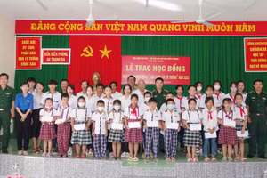 Đại diện lãnh đạo Bộ đội Biên phòng tỉnh và Hội Khuyến học tỉnh Sóc Trăng trao học bổng cho các em học sinh. 