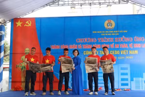 Phụ san đặc biệt kỷ niệm 50 năm Ngày Giải phóng miền nam, thống nhất đất nước của Báo Nhân Dân đến với công nhân, người lao động Bắc Ninh.