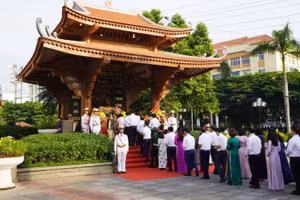 Đoàn lãnh đạo Tỉnh ủy, Hội đồng nhân dân, Ủy ban nhân dân tỉnh Lạng Sơn dâng hương, tại khuôn viên lưu niệm Chủ tịch Hồ Chí Minh.