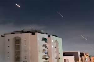 Hệ thống phòng không của Israel đánh chặn tên lửa được phóng từ Iran, ngày 14/4/2024. (Ảnh: Reuters)