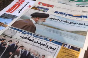 Tin tức về Tổng thống Iran Ebrahim Raisi được đăng trên trang nhất của nhiều tờ báo. (Ảnh: WANA/REUTERS)