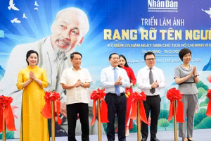 Các đại biểu cắt băng khai mạc triển lãm.