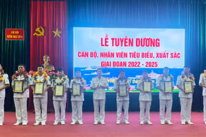 Tuyên dương và trao thưởng cho các cá nhân tiêu biểu, xuất sắc của Chi đội Kiểm ngư số 4.